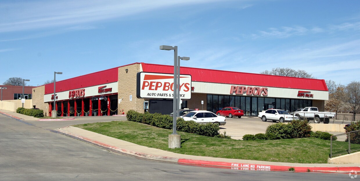 Exterior view of 21,000 SF former Pep Boys building at 1605 Dallas Dr in Denton, TX with ample parking and I-35 frontage