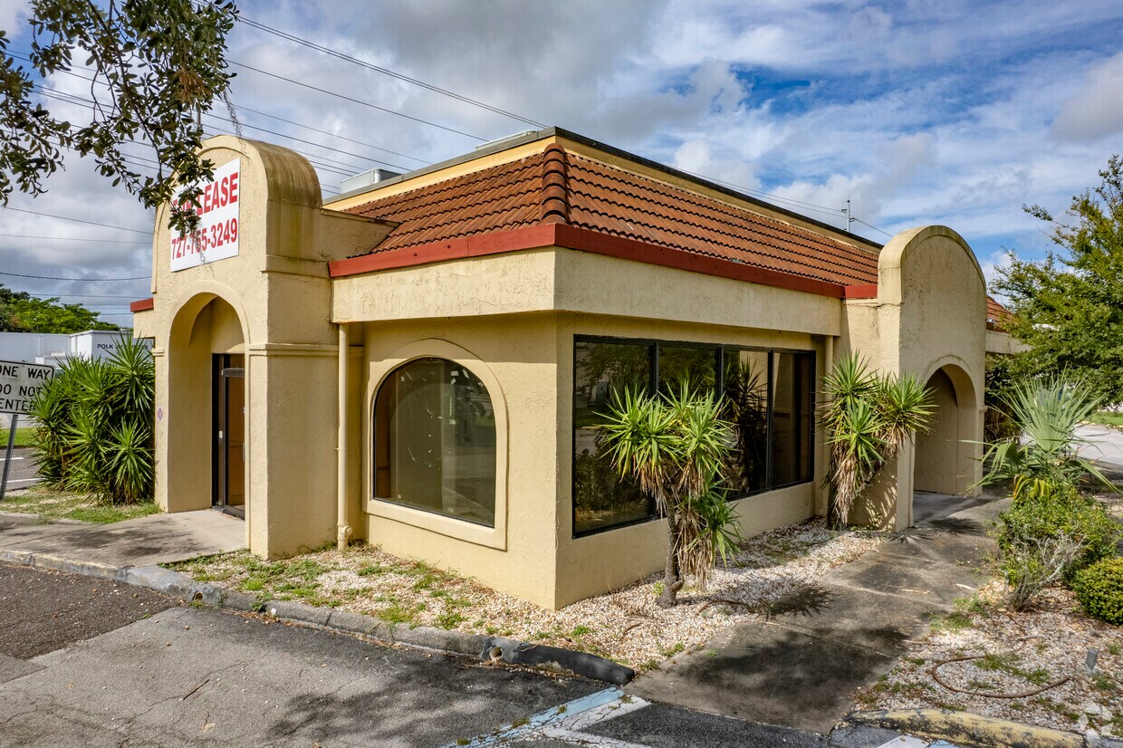 Former Taco Bell restaurant at 1855 E Memorial Blvd in Lakeland FL – 2,365 SF QSR with drive-thru and parking on 0.7 acre corner lot