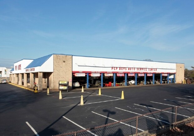 Exterior of 20,860 SF retail/auto building at 3168 Canton Rd in Marietta, GA with 228 FT frontage and 88 parking spaces